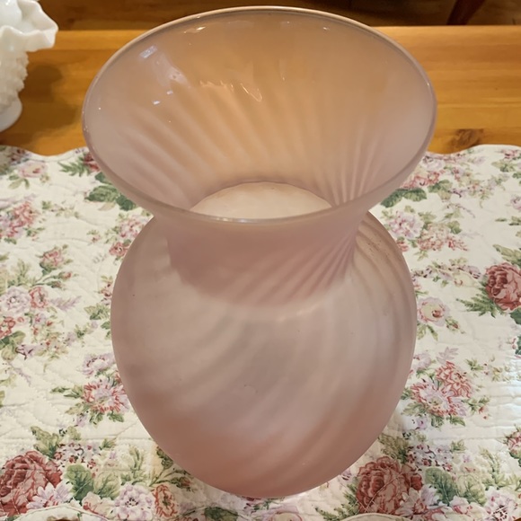 Vintage frosted pink swirl vase, EUC - Picture 2 of 9